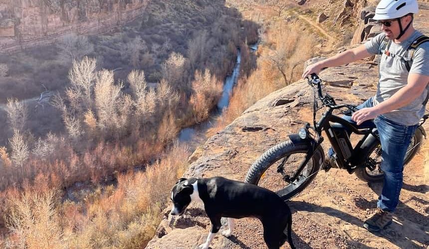 Mountainbiker mit Hund