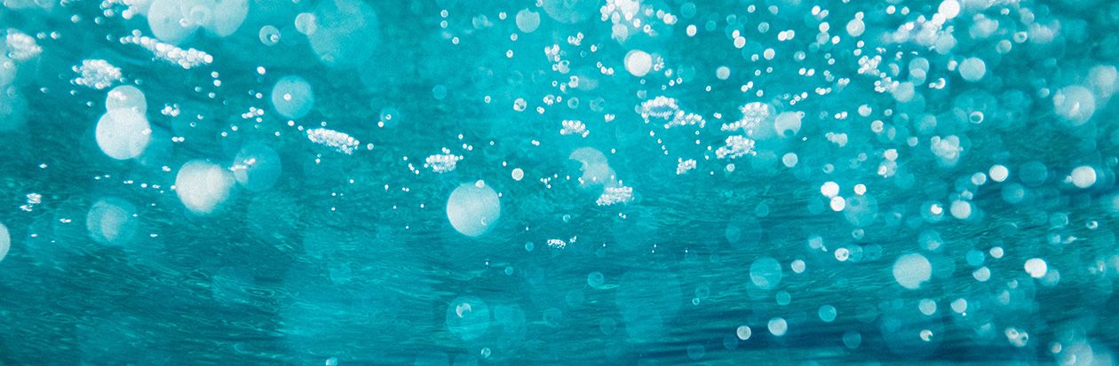 klares Wasser mit Luftbladen