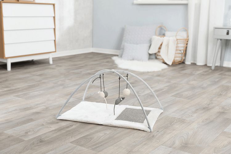 TRIXIE Kratzmatte mit Spielbogen, 60 × 33 × 42 cm, grau/lichtgrau