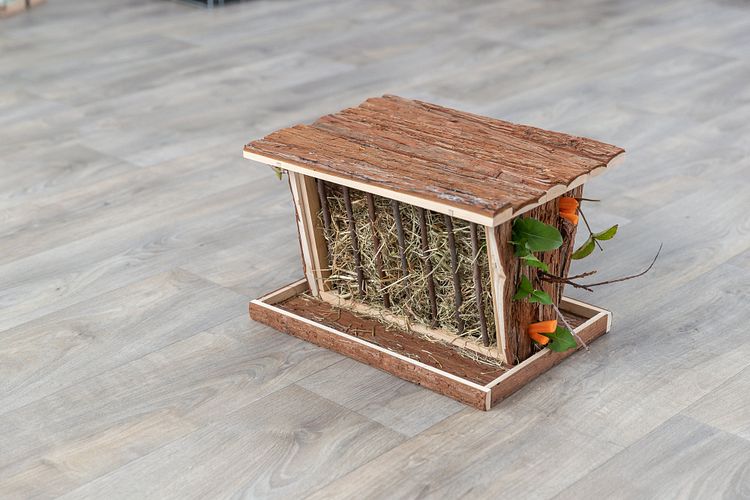 TRIXIE Heuraufe mit Boden und Dach, Rindenholz, 40 × 22 × 30 cm